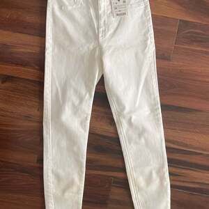 ZARA SUPER ELASTIC HIGH-RISE/ SHAPER WHITE ANKLE JEANS SIZE 8